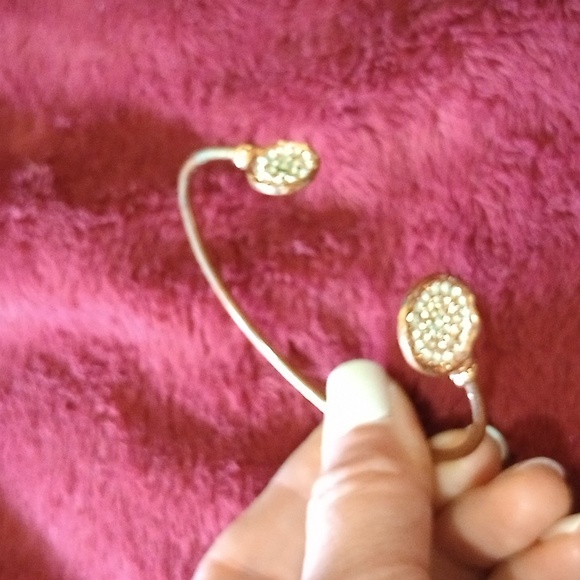 Lot of Bracelets and a broach - Picture 6 of 7